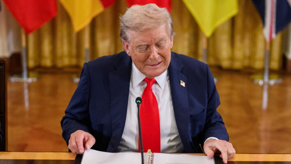 «Шантаж» мостом и «мерзкая» прогулка: Трампа обвинили в «игре в диктатора» из-за планов отправить военных в два города