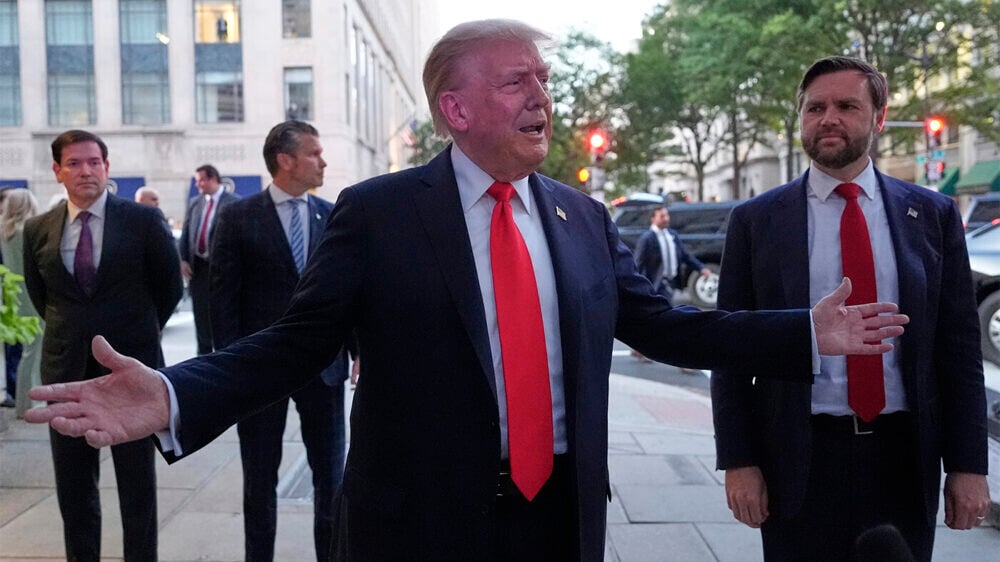 «Гитлер нашего времени»: на Трампа накричали в ресторане. Инцидент попал на видео