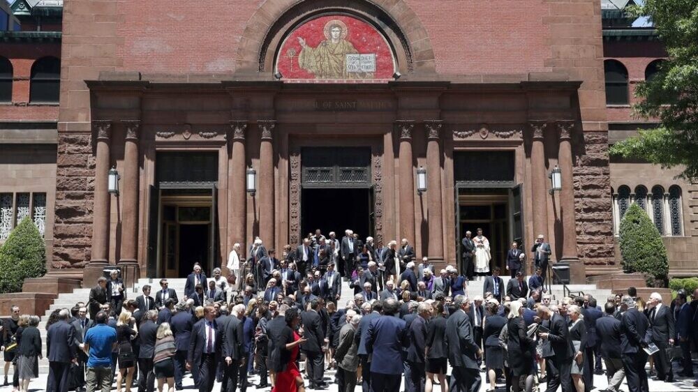 Мужчина с коктейлем Молотова задержан у католического собора в Вашингтоне перед службой для судей и юристов