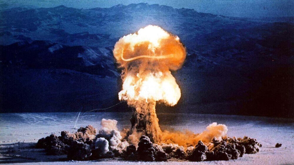 На фото - ядерные испытания в Неваде в 1957 году