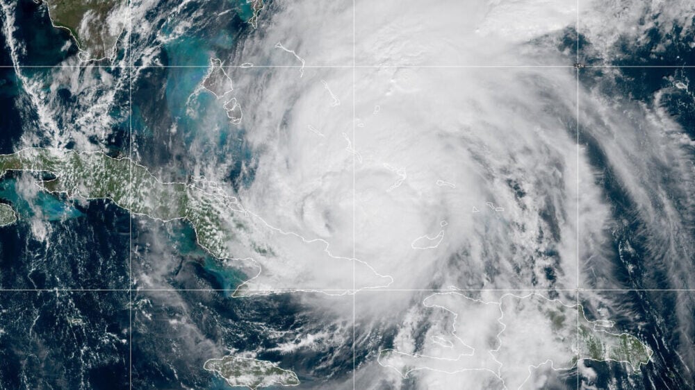 Ураган «Мелисса» повторил рекорд силы в Атлантике и унес более 30 жизней. Кому он угрожает?