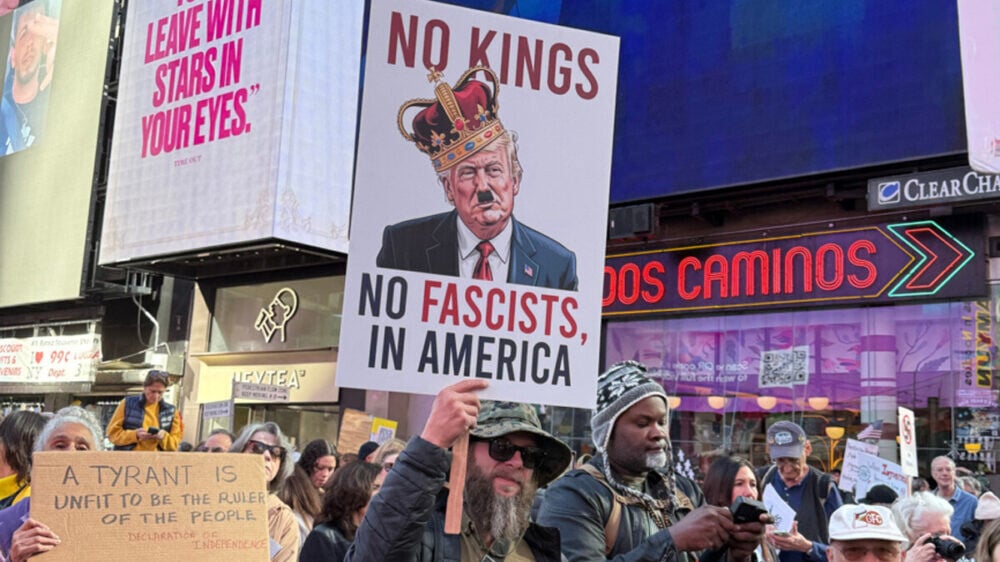 Против «короля Трампа» при спонсорстве Сороса? Многотысячные акции протеста прошли в США