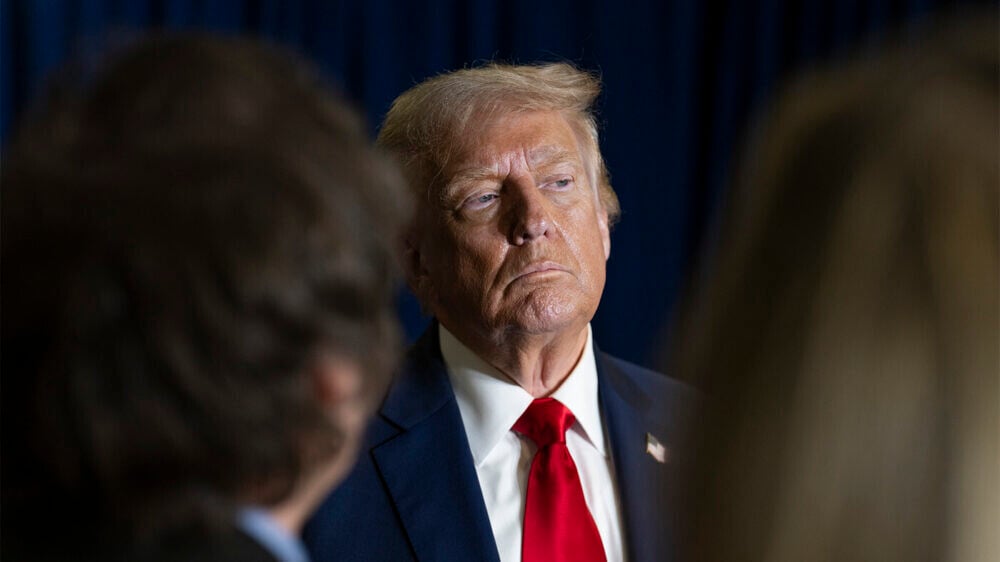 Протест нагишом и элитная дивизия: Трамп пытается ввести военных сразу в два города США
