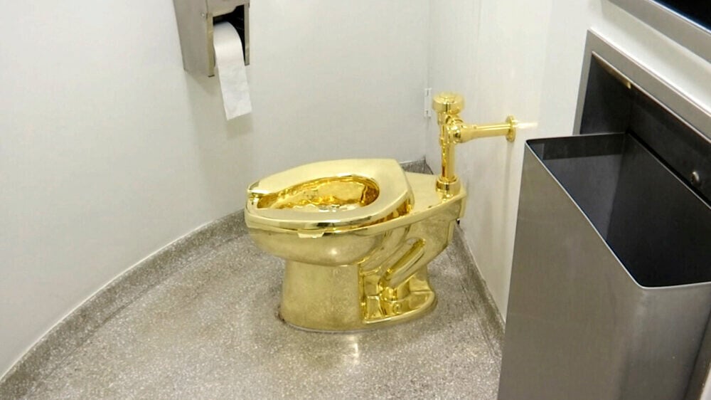 Унитаз «Америка» ушел за $12 млн на «Сотбис» — Трампу предлагали копию