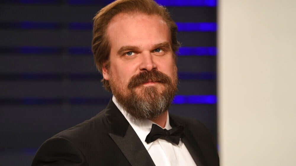 Дэвид Харбор из «Очень странных дел» попал под проверку Netflix из-за жалобы коллеги. В чем его обвиняют?