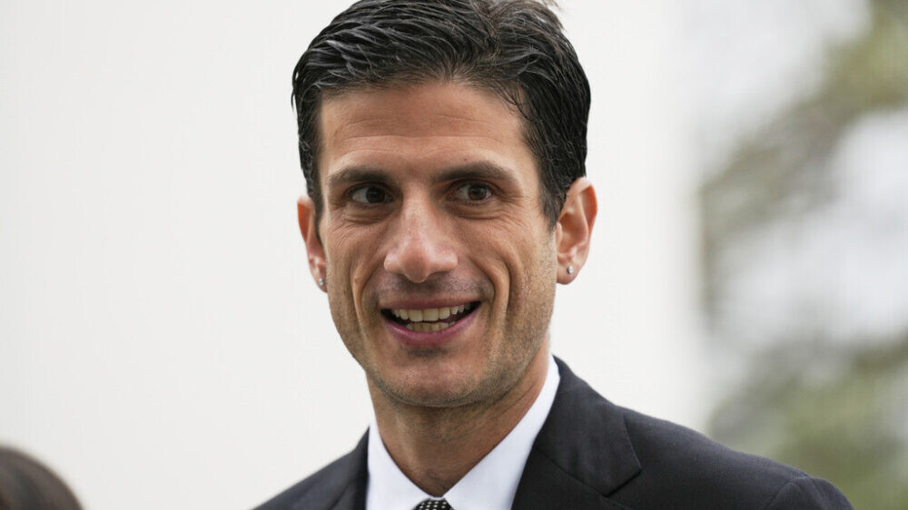 Единственный внук Кеннеди Джек Шлоссберг намерен баллотироваться в Конгресс. Кто он и чем известен?