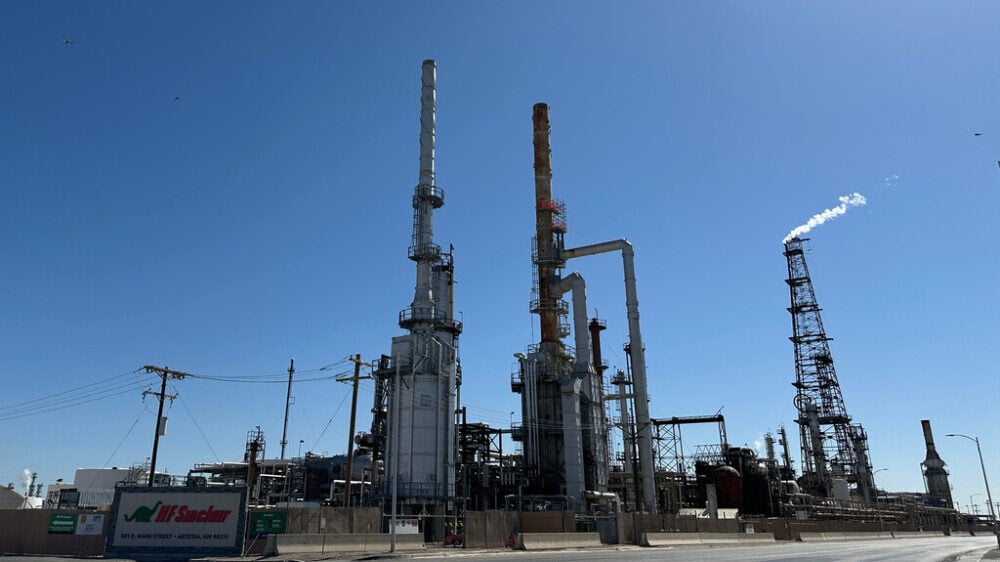 Взрыв прогремел на крупнейшем НПЗ в штате Нью-Мексико — трое пострадали, город заволокло дымом