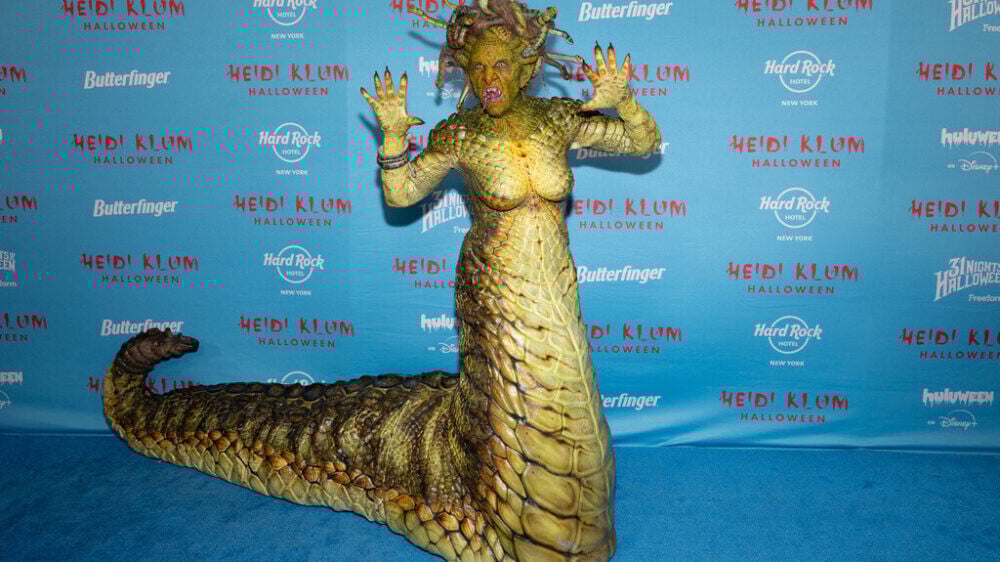 Медуза и Сейлор Мун со щетиной: Хайди Клум с гостями удивили Нью-Йорк костюмами на Хэллоуин