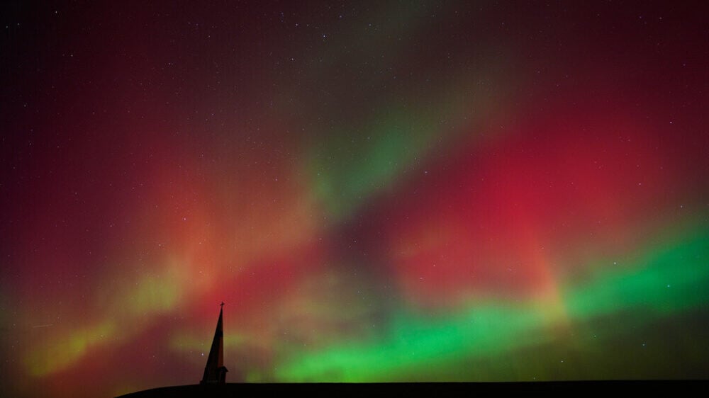 Сильнейшая магнитная буря грозит США на фоне завораживающих северных сияний