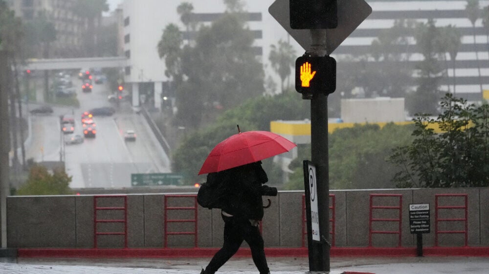 Третий за неделю шторм в Калифорнии принес наводнения, снегопад и новый рекорд