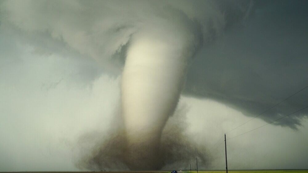 Прятались в шкафах: мощный торнадо обрушился на Техас, более 100 домов повреждены