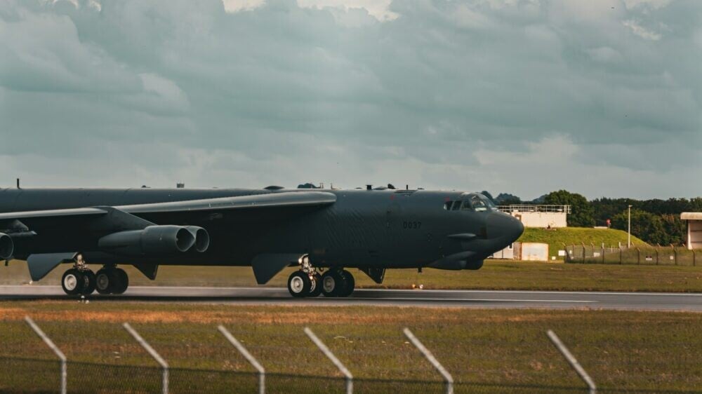 Бомбардировщик США приблизился к границе России — а корабль РФ засекли у Гавайев