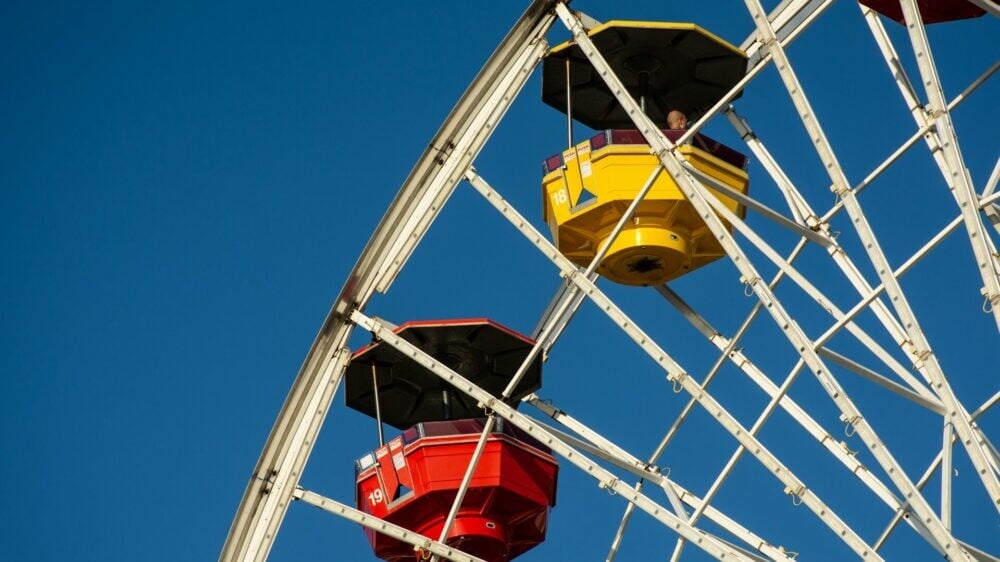 Кабина колеса обозрения перевернулась в Луизиане — двух девочек выбросило наружу