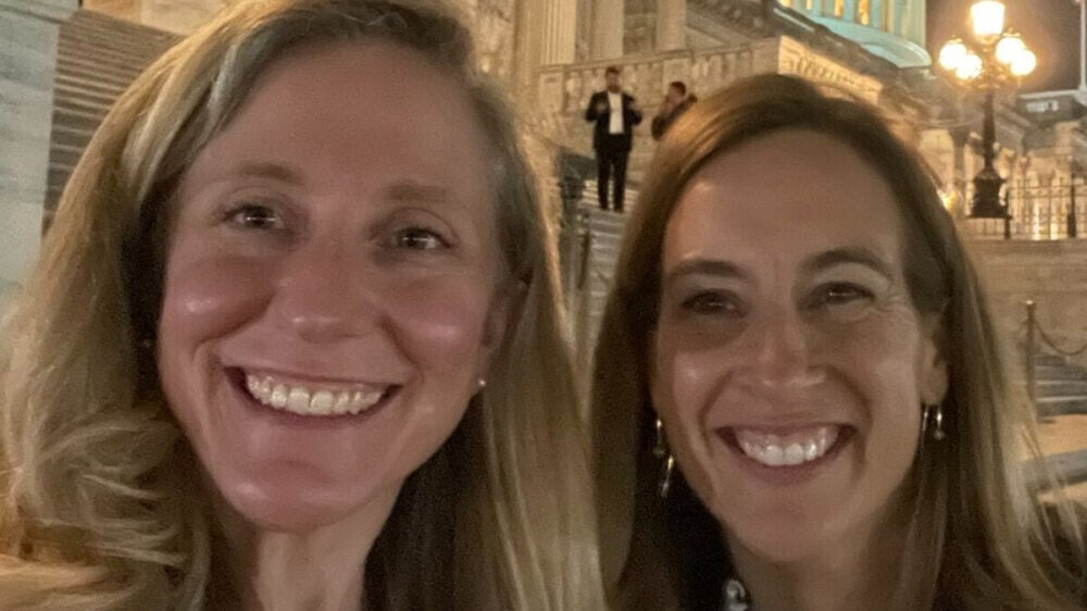 Эбигейл Спанбергер (слева) и Майки Шерилл