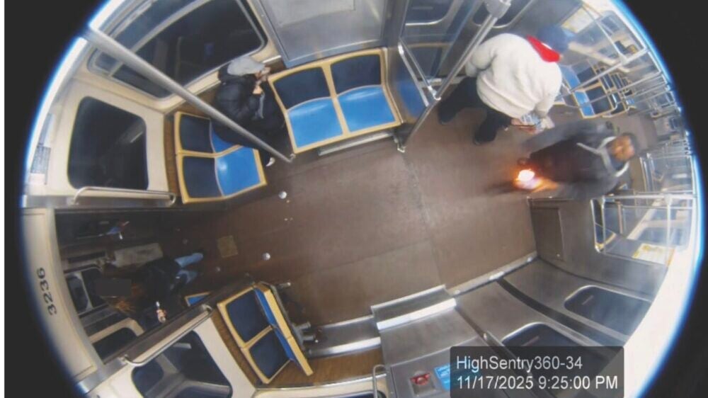 «Еще одна Заруцкая»: мужчина поджег пассажирку поезда в Чикаго и попал на камеры