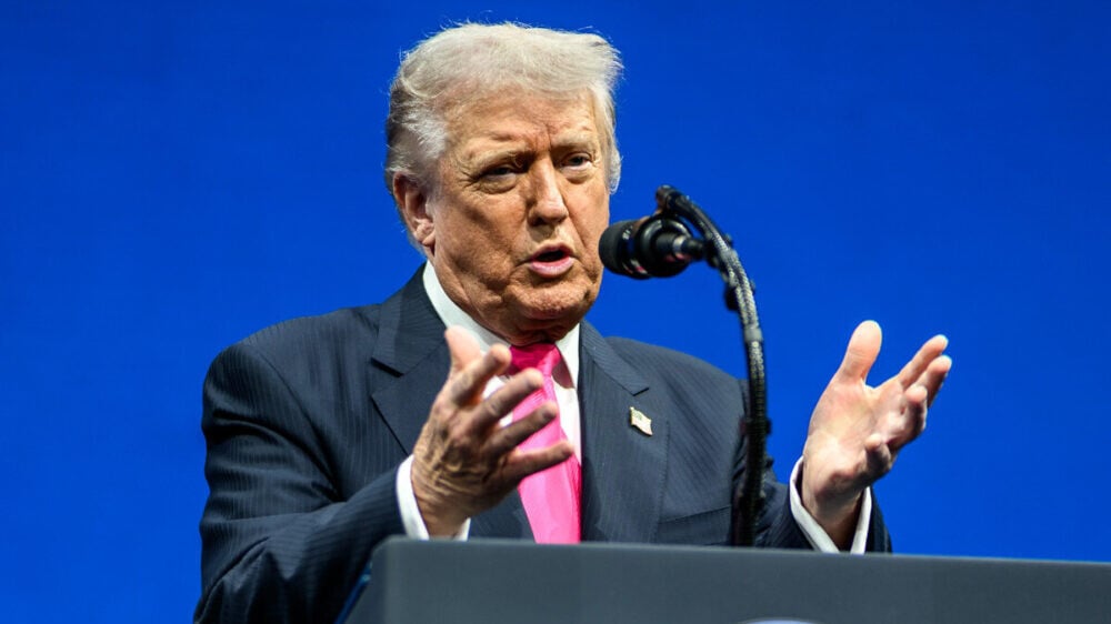 Трамп готовится признать за Россией Донбасс и Крым, к нему собирался Ермак — СМИ