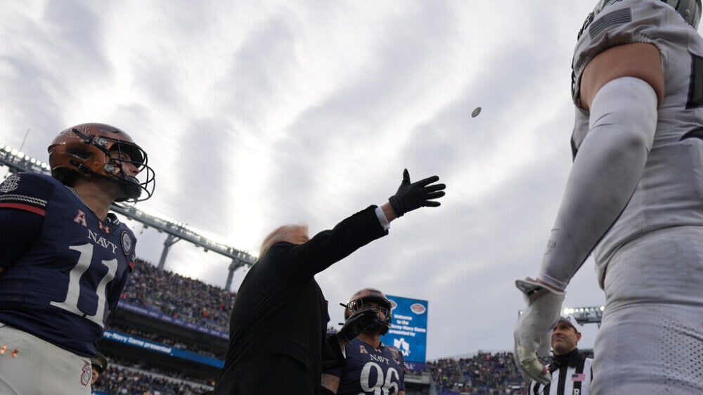 «Худшее подбрасывание монеты»: Трамп удивил болельщиков на футбольном матче военных академий