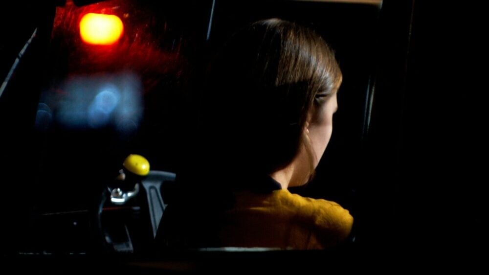 Забирал телефон и искал интимные фото: экс-полицейского в Миссури обвинили в незаконных обысках на дороге