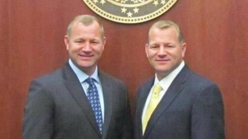 Брат-близнец конгрессмена CША захотел заменить его на посту