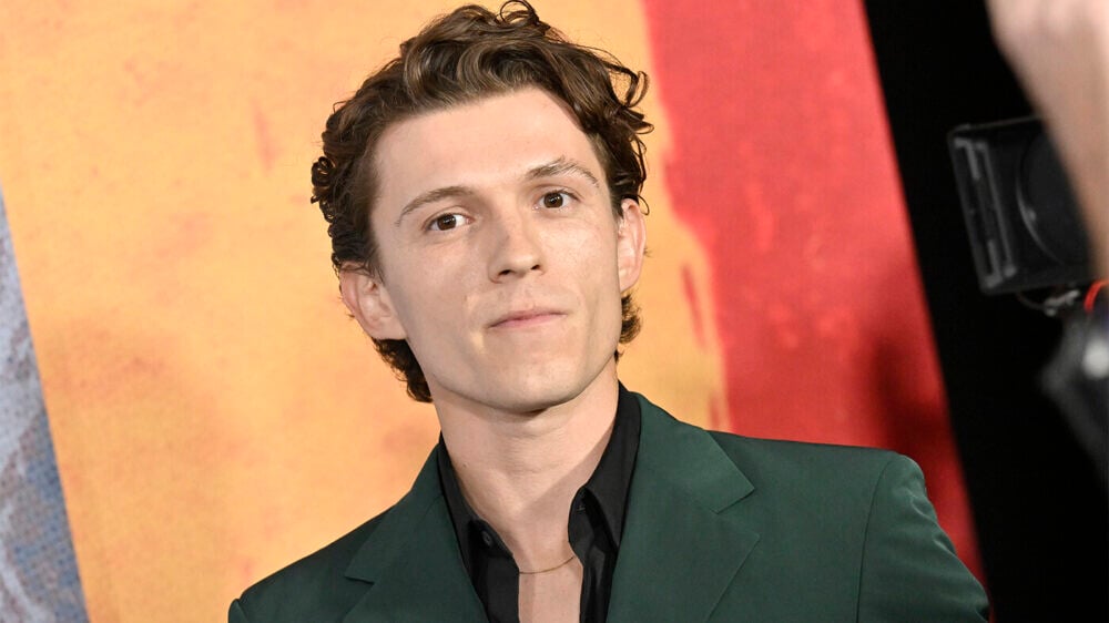 Том Холланд и Лариса Долина: Человека-паука атаковали в соцсетях из-за скандала в РФ