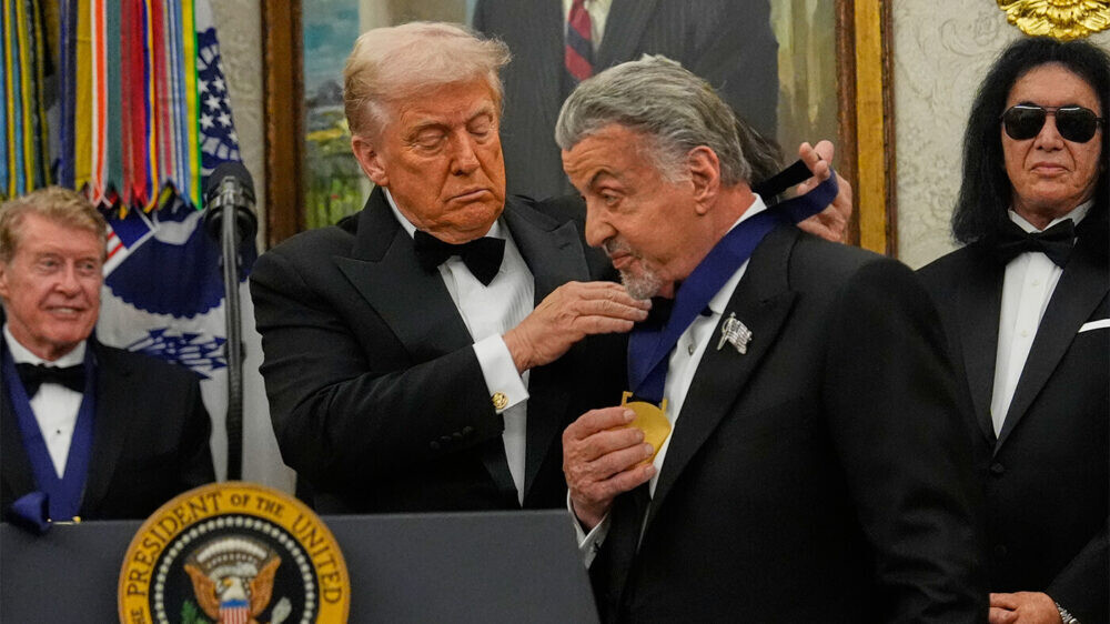 Трамп сократил радугу в оформлении медали и вручил ее Сталлоне